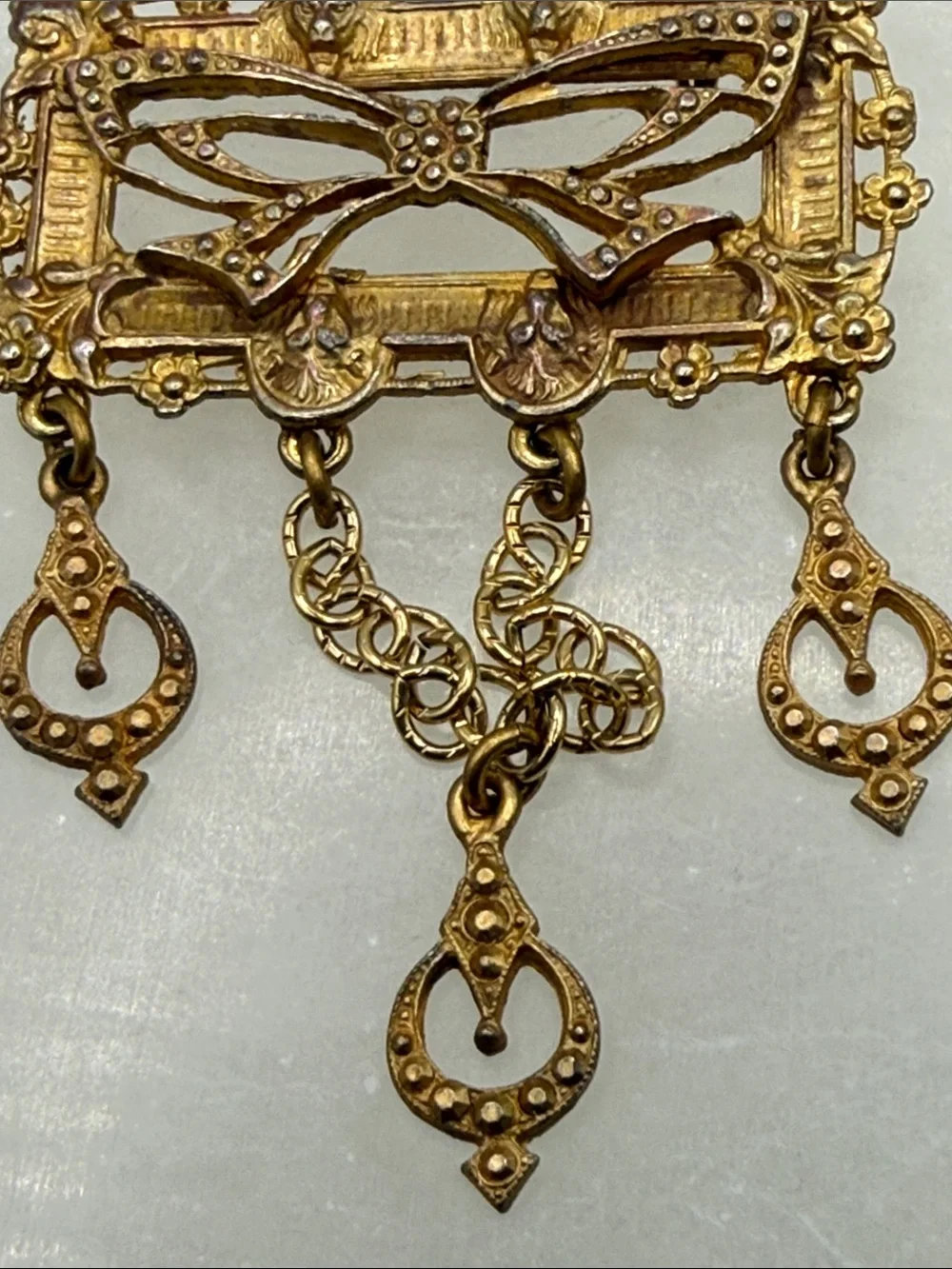 Vintage amazing Ornate Gold-Tone Filigree Bow Dangle lion art nouveau Brooch pin